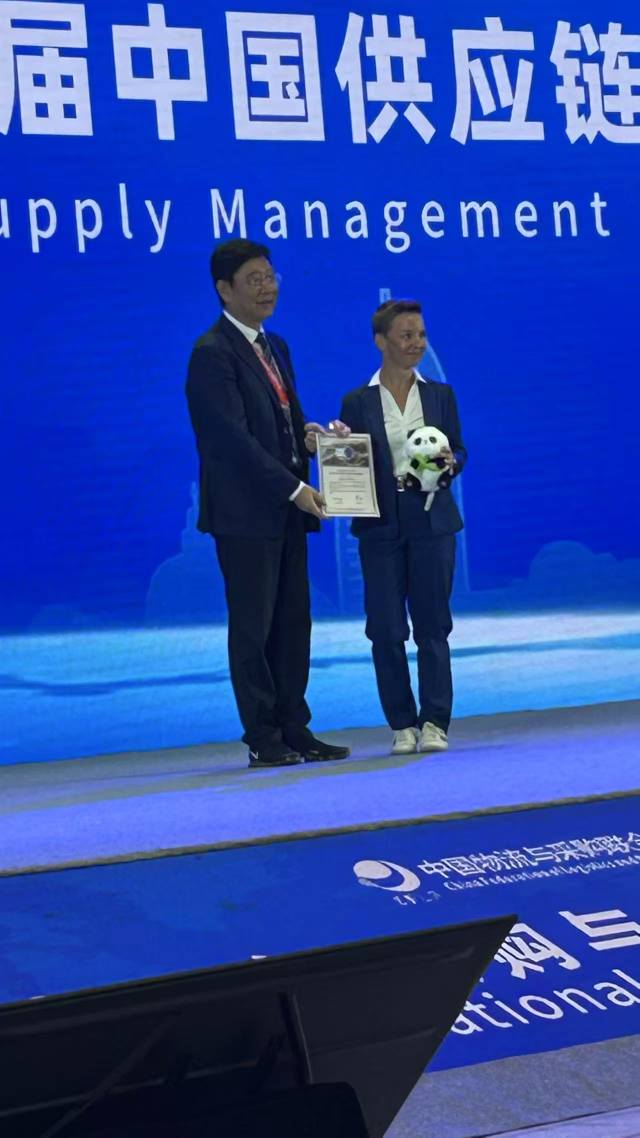 Dorka receiving certificate at IFPSM China